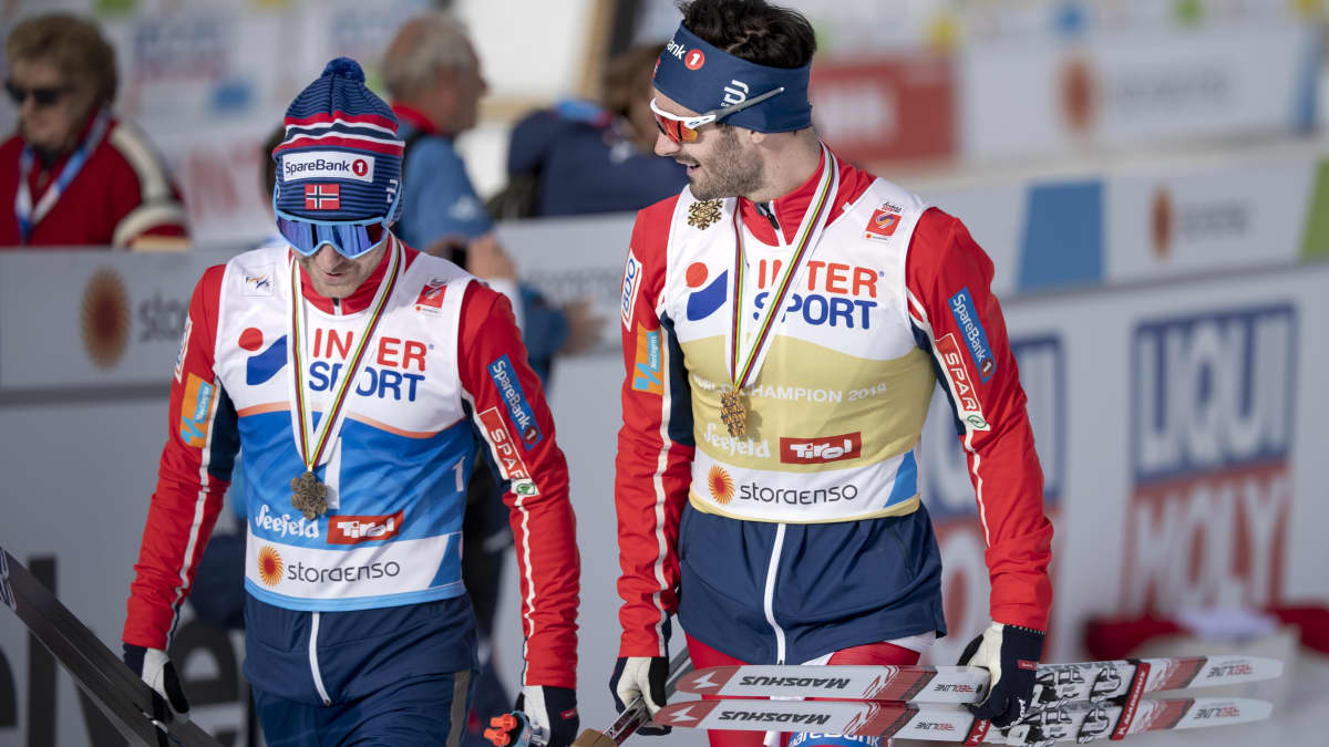 Hans Christer Holund (oik.) voitti 50 kilometrin MM-kultaa Seefeldissä 2019. Vasemmalla oleva joukkuekaveri Sjur Röthe otti pronssia.