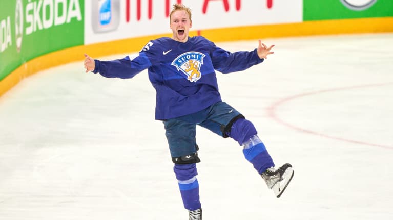 Sakari Manninen tuulettaa maailmanmestaruuden tuonutta maalia.