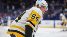 Mikael Granlund vetää henkeä Pittsburghin paidassa NHL:n ottelussa 2023.