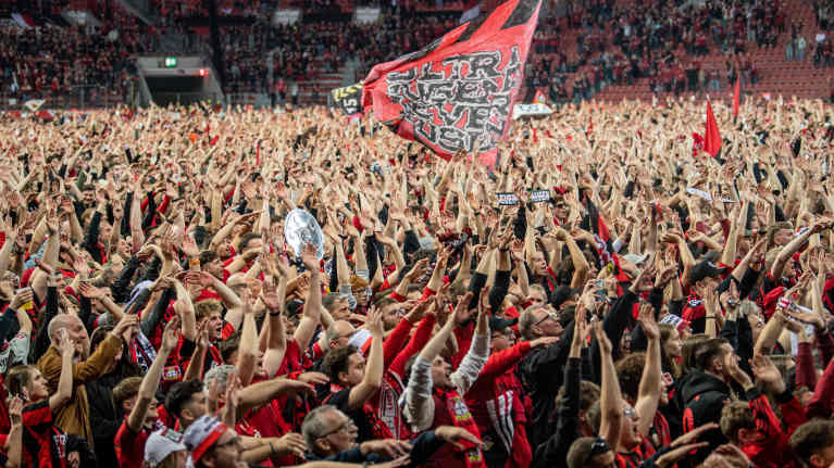 Leverkusenin fanit viheriöllä mestaruuden varmistuttua.
