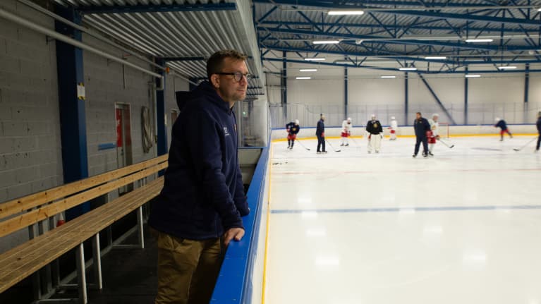 Jokereiden toimitusjohtaja Antti-Jussi Niemi katselee joukkueen harjoituksia. 