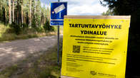 En skylt med information vid en skogsväg.