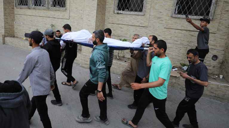 Palestiinalaiset hakivat omaistensa ruumiita Al-Ahlin babtistisairaalasta, Gaza Citystä perjantaina, 26.4.