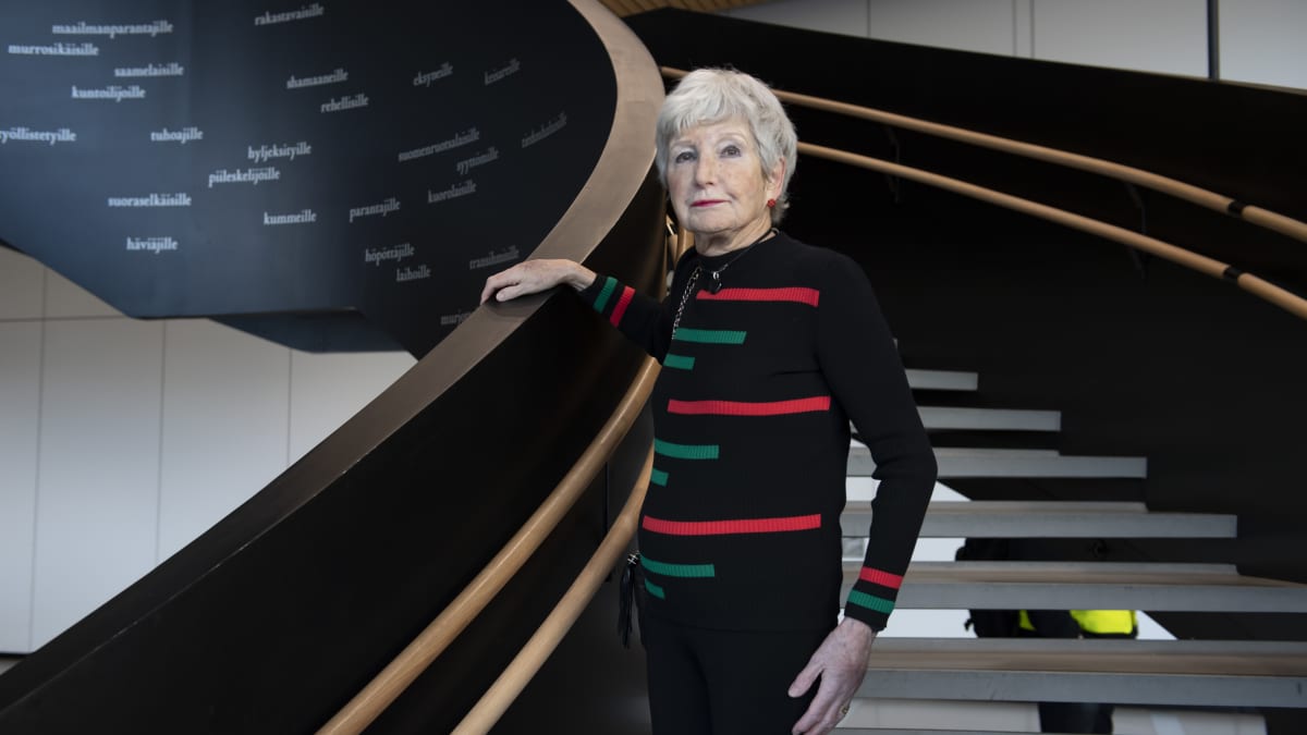 Irene Leets kuvattuna Helsingin keskustakirjastossa Oodissa.