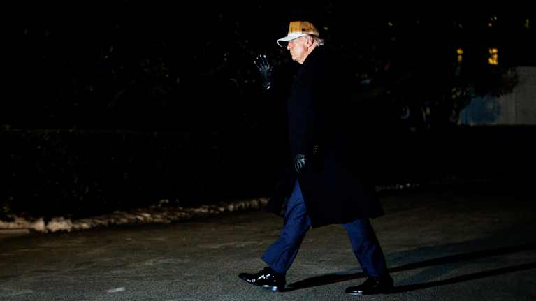 Donald Trump nostaa kättään kävellessään ulkona.