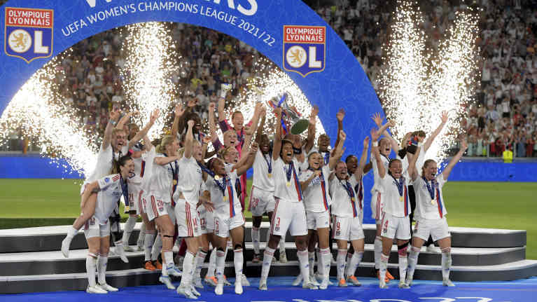 Lyon firar med Champions League-pokalen.