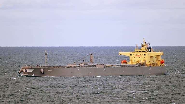 Laiva kulkee merellä.