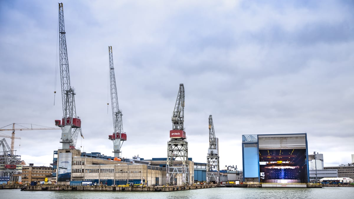 Helsingin telakka pilvisellä säällä.