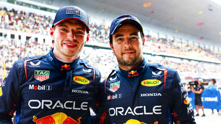 Max Verstappen ja Sergio Perez hymyilivät Kiinan GP:n jälkeen.