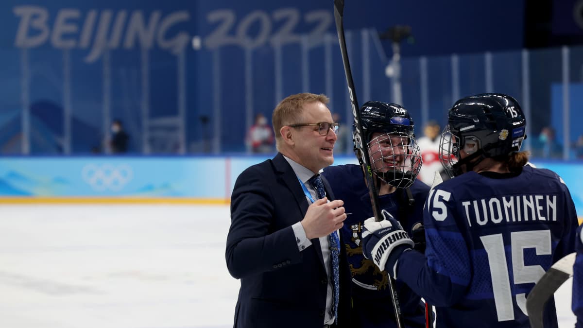 Juuso Toivola juhlimassa Suomen pronssia.