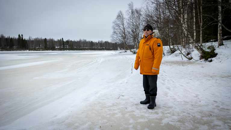 Reijo Saari tarkastelee Kemijokea Rautiosaaressa.