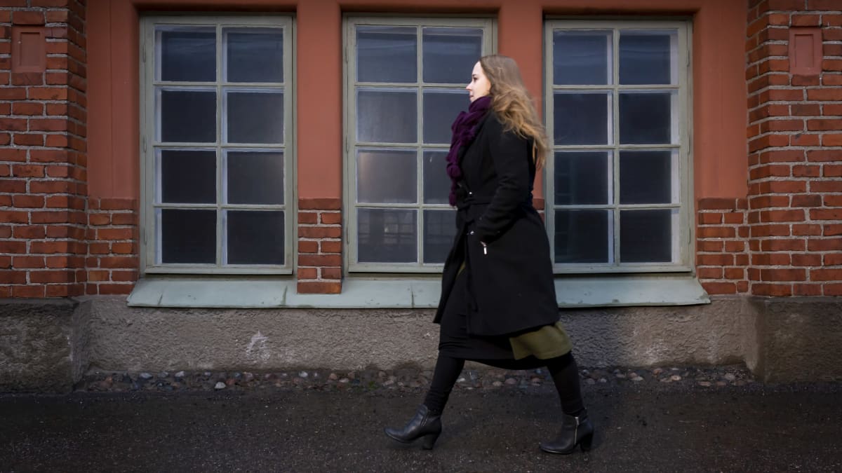 Petra Rautiainen Vanhankaupunginkosken rannassa.