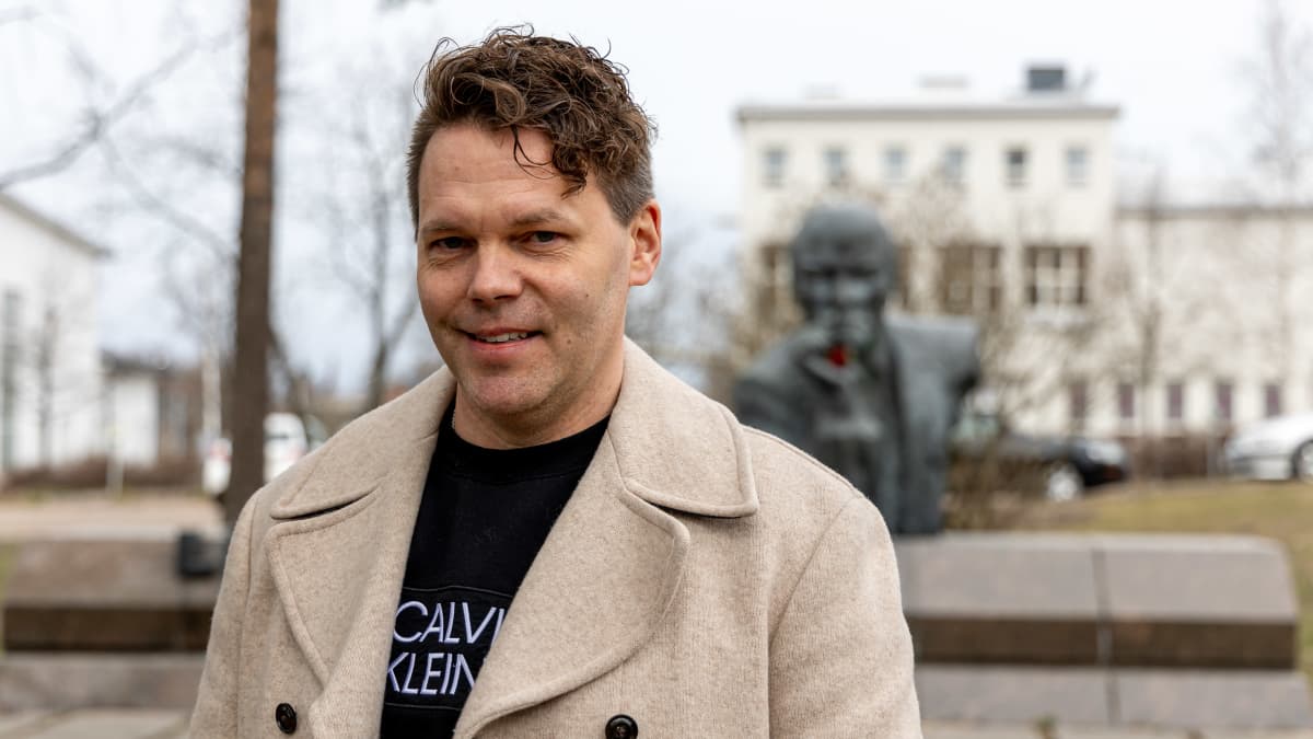 Sami Hohti seisoo Kotkan Lenin patsaan edessä.