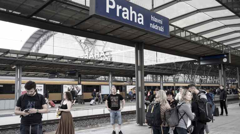 Jussi Saarinen ihmisten seassa Prahan juna-aseman laiturilla. 