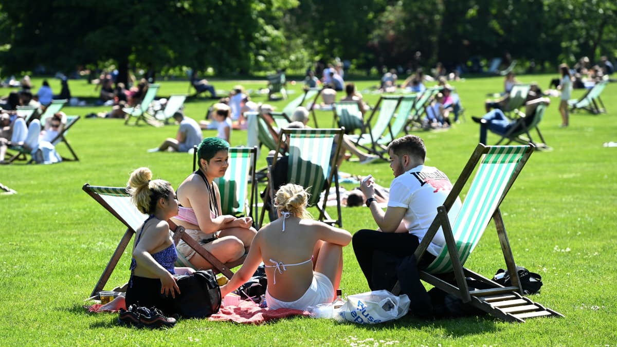 Folksamling i en park i London, maj 2021.