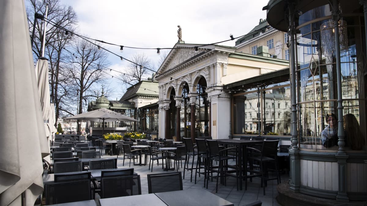 Kappelin rakennnus ja terassi Helsingissä.