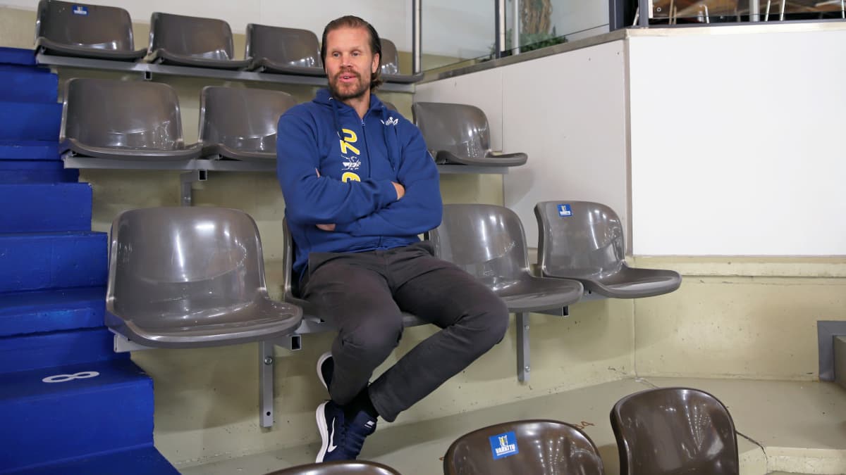 Mikkelin Jukurien päävalmentaja Olli Jokinen istuu jäähallin katsomossa.