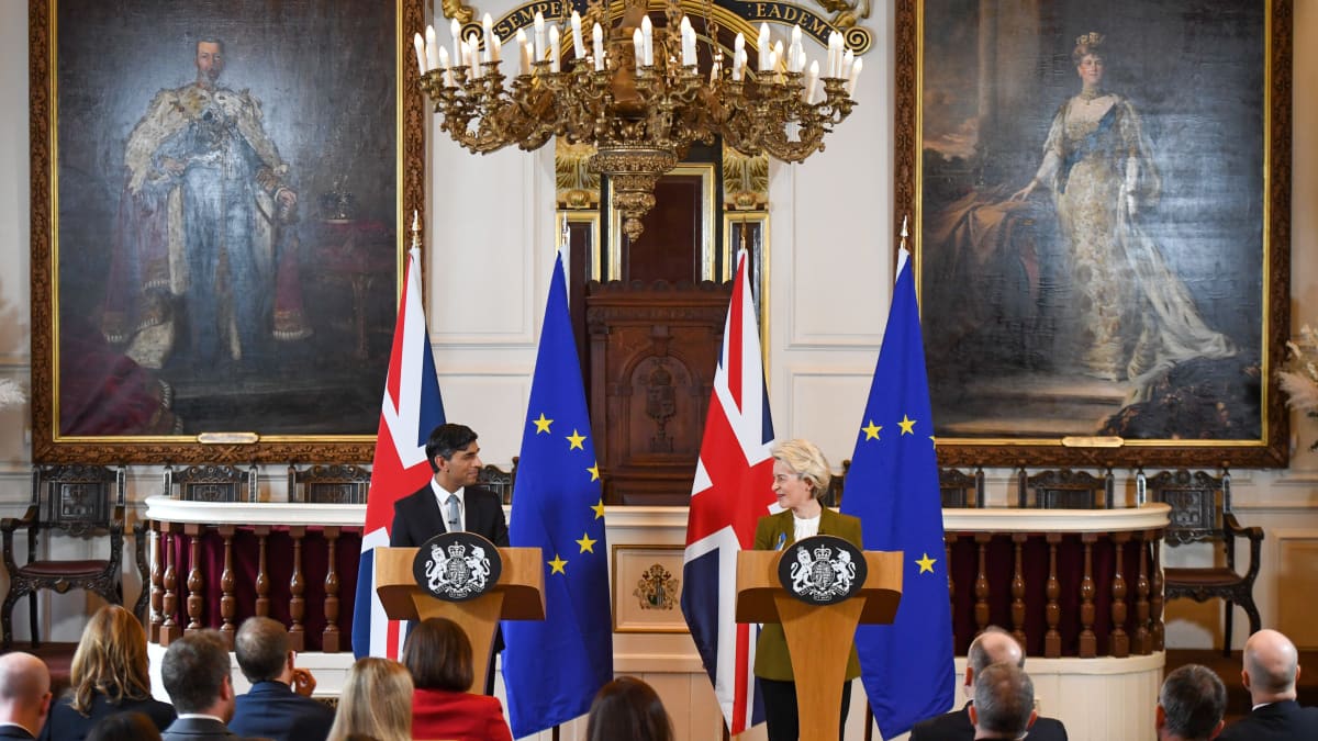 Britannian pääministeri ja EU-komission puheenjohtaja keskustelevat tiedotustilaisuudessa Windsorissa.
