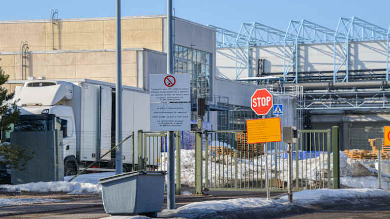 Porten till en fabriksbyggnad. 