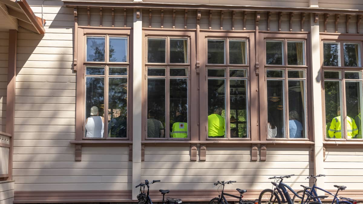 Stora Enson työntekijöitä kuuntelemassa tietoja irtisanomisista.