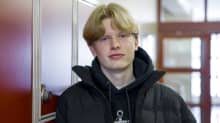 Lukiolainen Joonas Turku nojaa kaappeihin Kimpisen lukion käytävällä Lappeenrannassa.