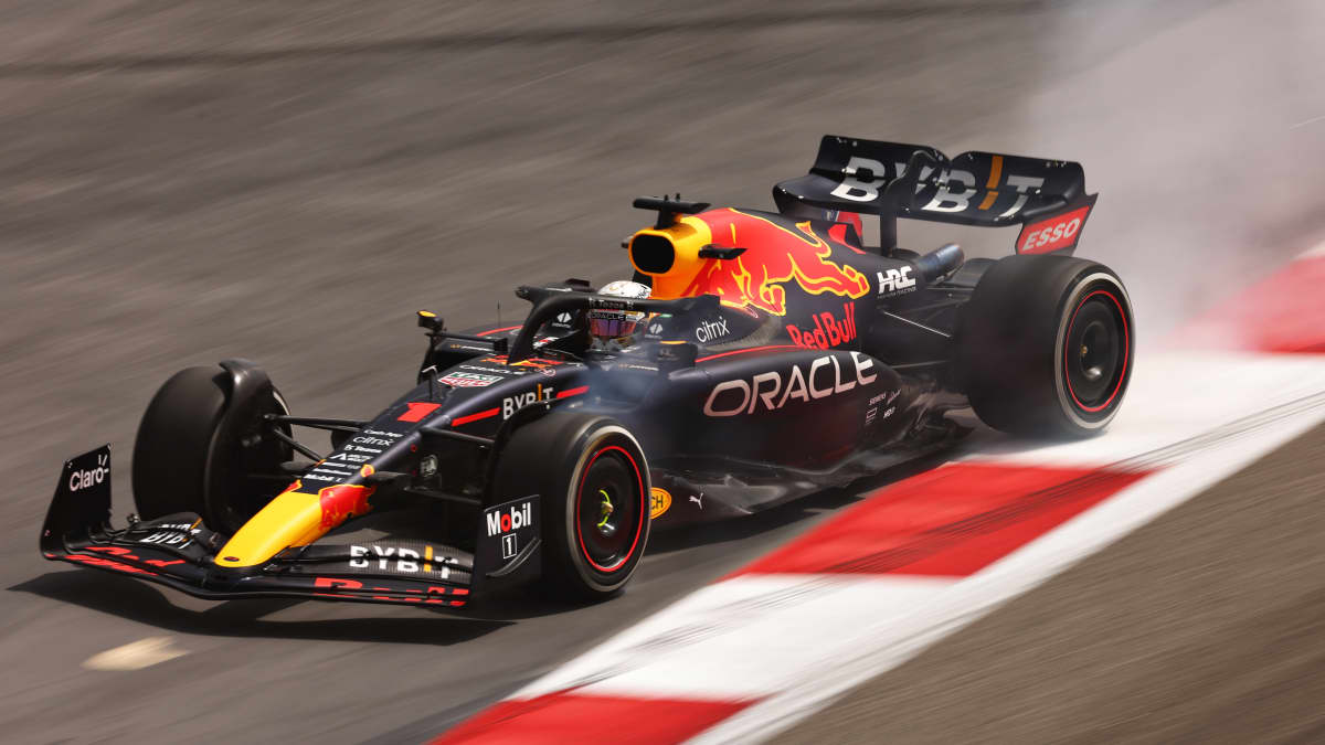 Max Verstappen vauhdissa Bahrainin F1-testeissä.