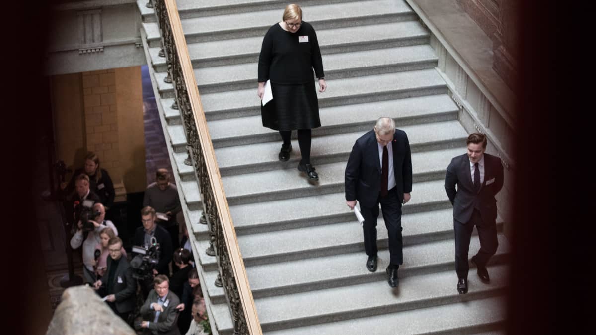 Antti Rinne (sd.) laskeutuu Säätytalon portaita median eteen avustajiensa kanssa.