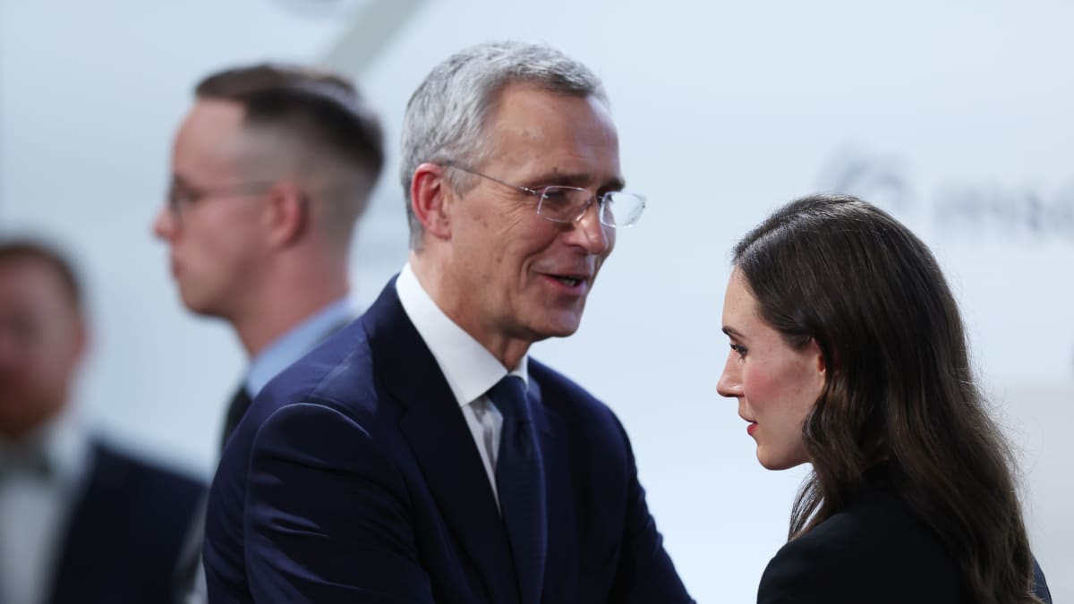 Jens Stoltenberg puhuu Sanna Marinin kanssa.