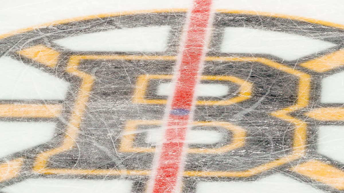 Boston Bruinsin logo joukkueen kotihallin keskiympyrässä.