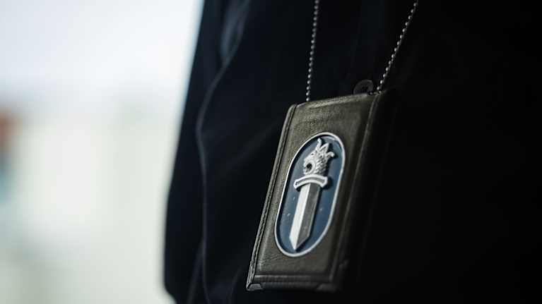 Poliisin virkamerkki.