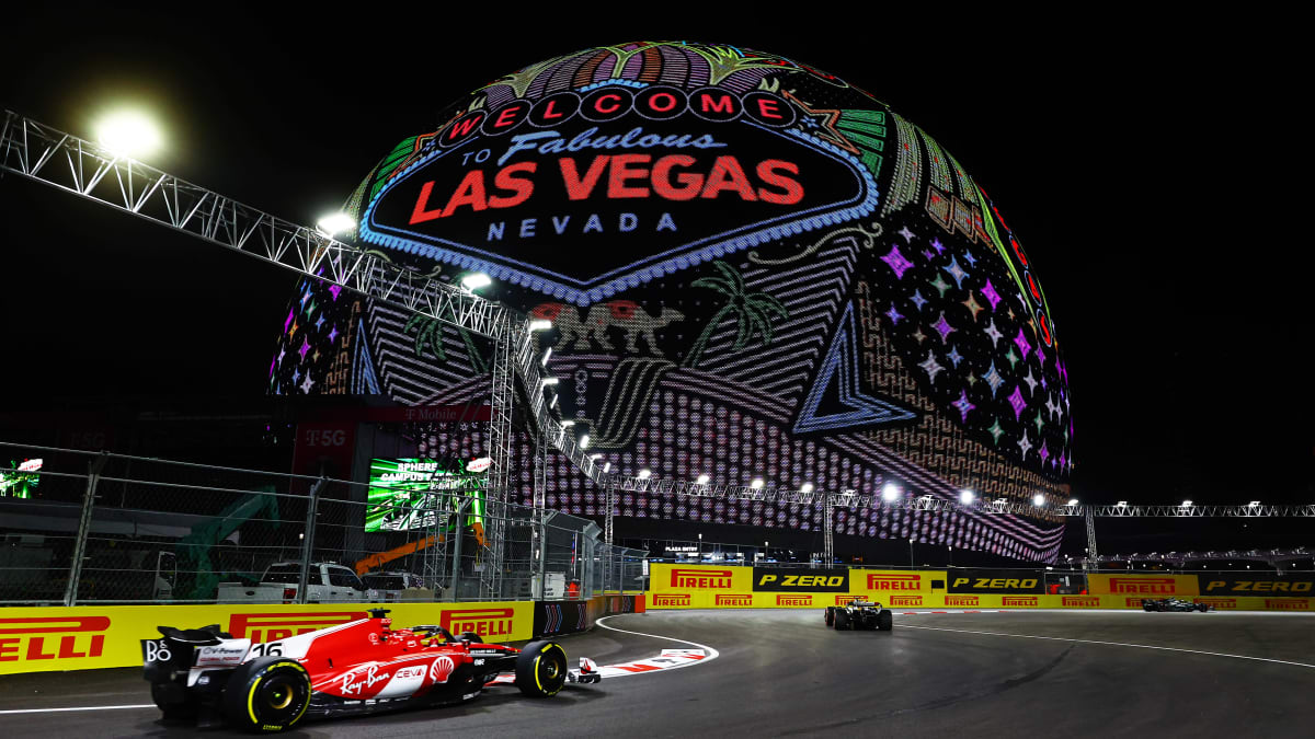 Ferrarin Charles Leclerc vauhdissa F1-harjoituksissa Vegasissa.