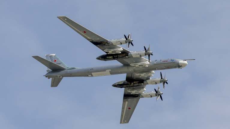 Venäläinen Tupolev Tu-95 lentää Moskovan yllä.