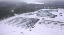 Ilmakuva rakenteilla olevan SunSulkava-aurinkosähköpuiston alueesta tammikuussa 2023.