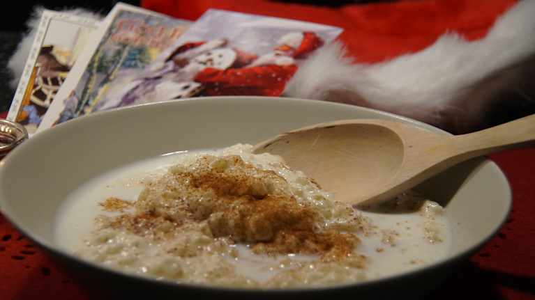Sprinkle cinnamon on top of the rice porridge. You can also pour milk on the plate.