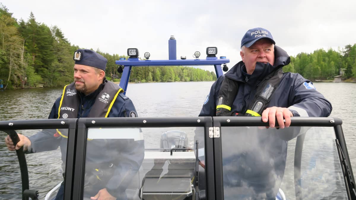 Vanhempi konstaapeli Mika Heikkinen ja ylikonstaapeli Pasi Huhta valvomassa vesiliikennettä Lohjanjärvellä.