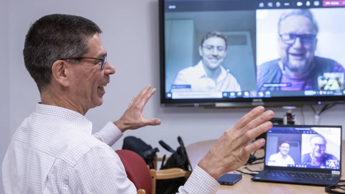 Hannu Hautala videoneuvottelussa Pallinghurstin kanssa. 