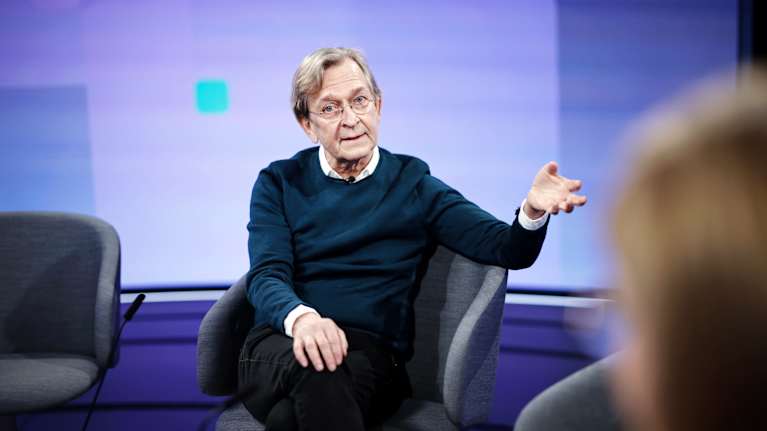 Martti Koskenniemi Ykkösaamun studiossa.