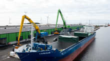 Testilastausta Kemin Ajoksen sataman uudella satamalaiturilla ja uudella sähkökäyttöisellä nosturilla.