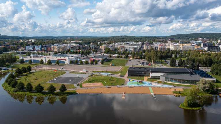 Ilmakuva Hämeenlinnan uimahallista sekä uimarannasta. 