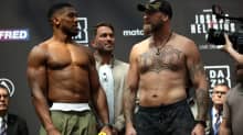 Anthony Joshua ja Robert Helenius katsovat toisiaan.