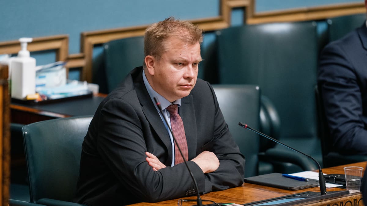 Puolustusministeri Antti Kaikkonen eduskunnan ministeriaitiossa.