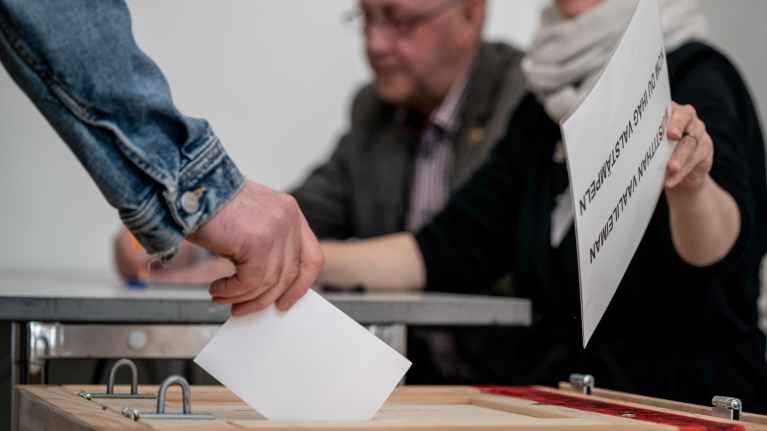 vilka-traditioner-h-r-ihop-med-r-stning-och-val-f-r-dig-svenska