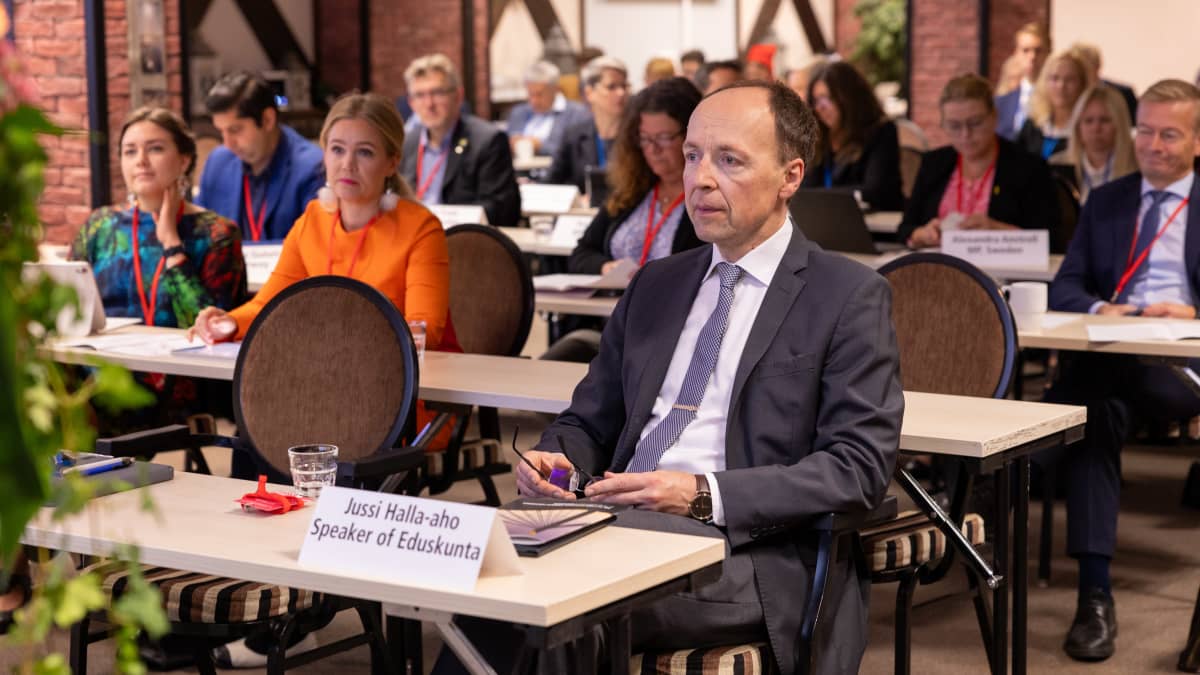 Jussi Halla-aho Barentsin euroarktisen neuvoston parlamentaarikkokonferenssissa.