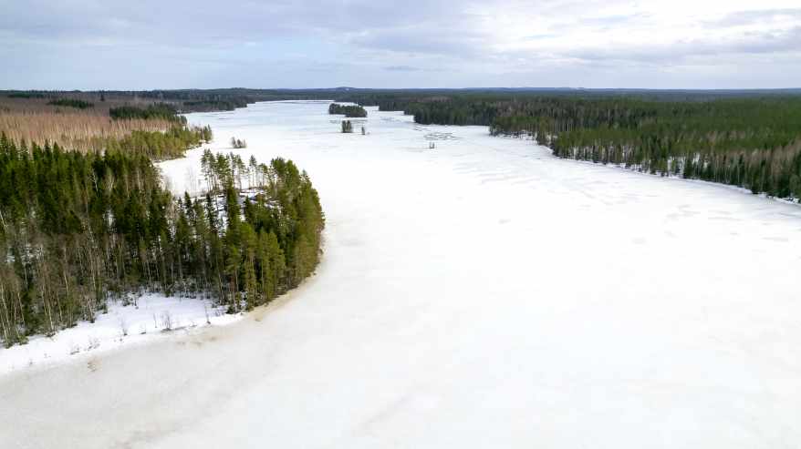 Iso-Lahnanen-järvi talvella etelään päin.