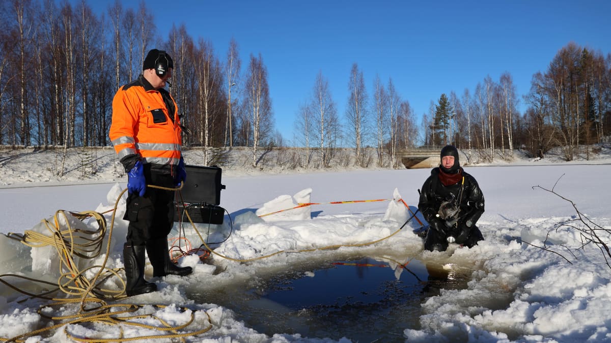 Sukeltaja Kari Back ja avustaja Kimmo Kunnarin kanssa avannon äärellä Rovaniemellä.