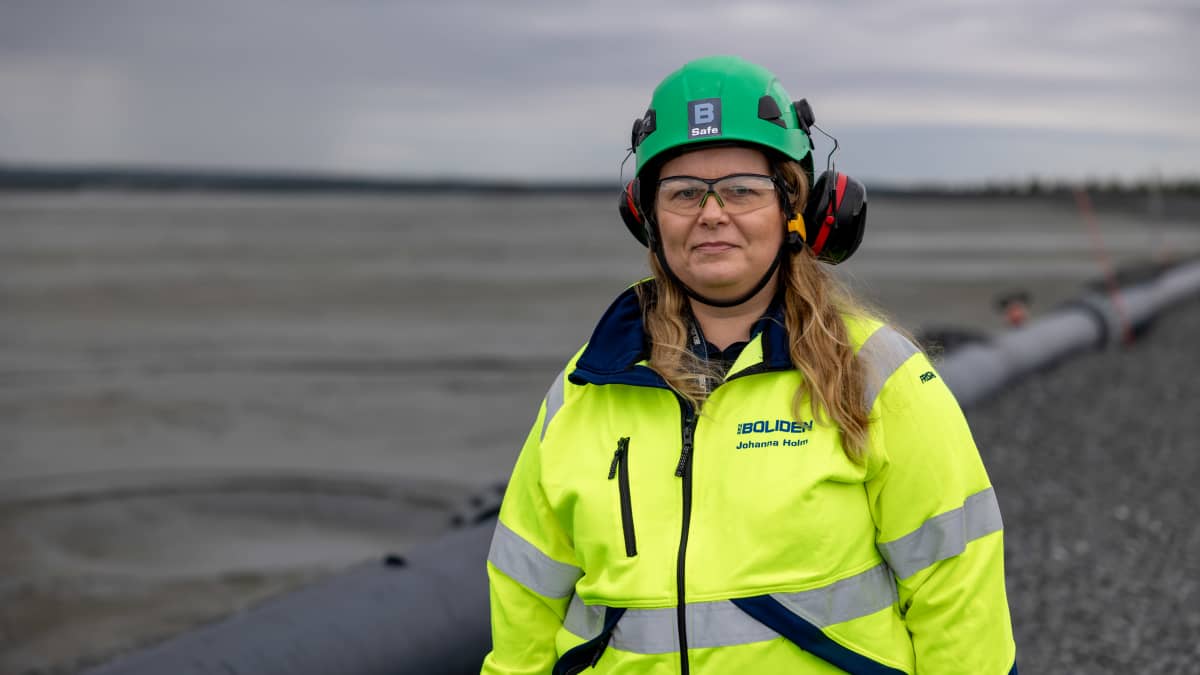 Boliden Kevitsan kaivoksen ympäristöjohtaja Johanna Holm rikastushiekka-altaan vieressä.