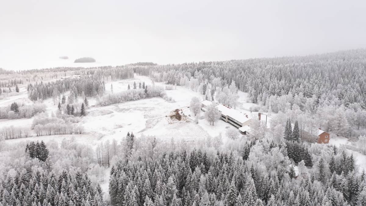 Sotkamon emäntäkoulun edustalla maansiirtotöitä.
