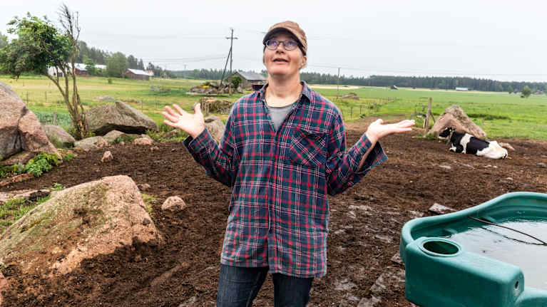 Malena Haddas väntar på regn med utsträckta händer.