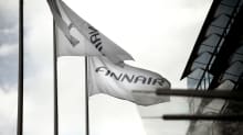 Finnairin liput liehuvat yhtiön pääkonttorin edustalla.