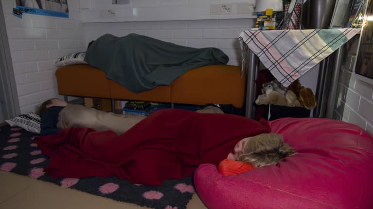 Kolme poikaa nukkumassa päiväunia kasvatusohjaajan huoneessa kesken koulupäivän.